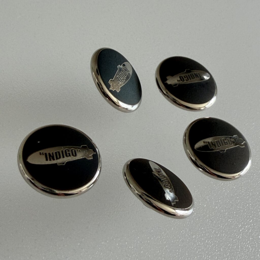 【制作事例】ショップロゴ8050バネホック刻印|直径15mmの存在感が際立つオリジナル金具